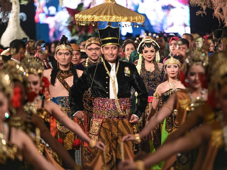 Usai melakukan akad nikah pada Sabtu (15/2) pagi, Danny Rukmana dan Raiyah Chitra Caesaria langsung menggelar resepsi pada malam harinya.