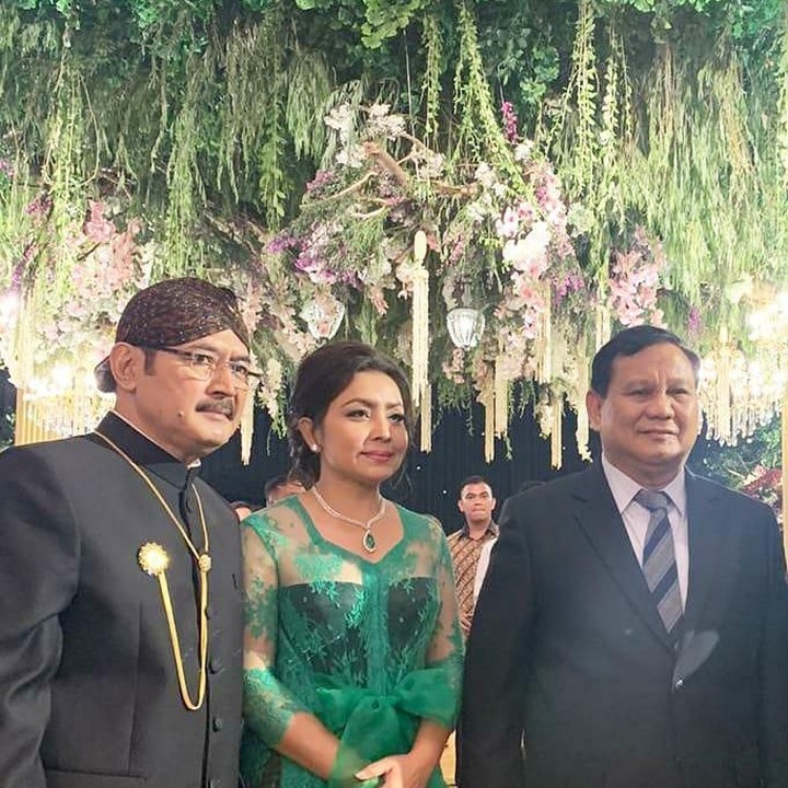 <p>Kali ini, Mayang dan Bambang telah berganti pakaian ke adat Jawa, Bun. Kemudian, menyempat untuk berfoto dengan Prabowo Subiato, yang ikut hadir di acara semalam. (Foto: Instagram @mayangsaritrihatmodjoreal)</p>
