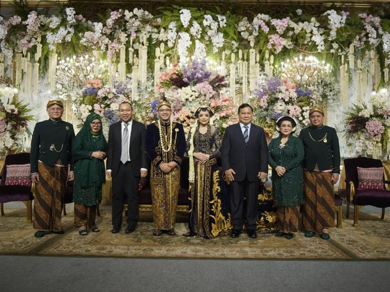 Usai melakukan akad nikah pada Sabtu (15/2) pagi, Danny Rukmana dan Raiyah Chitra Caesaria langsung menggelar resepsi pada malam harinya.
