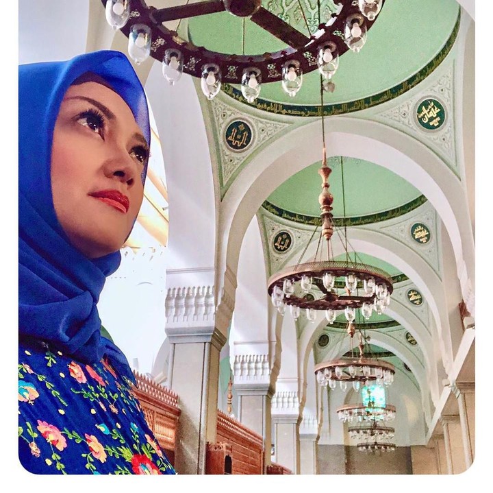 <p>Bella mengunjungi Masjid Qiblatain atau masjid dengan dua kiblat. Masjid ini merupakan saksi dari perpindahan kiblat umat Islam dari Baitul Maqdis ke Masjidil Haram. (Foto: Instagram @bellasaphiraofficial)</p>