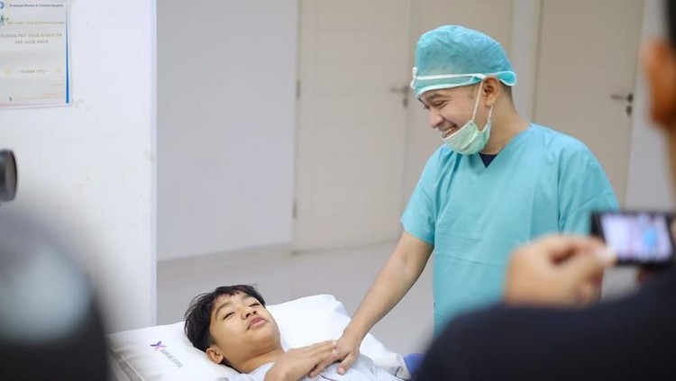 Betrand Peto akhirnya menjalani prosedur sunat karena sebuah alasan, Bun. Dalam usianya yang sudah remaja, Betrand tetap merasa tegang saat akan sunat.