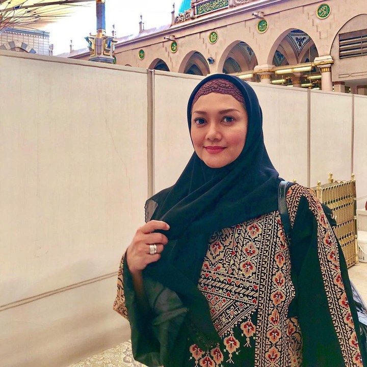 <p>Meski sehari-harinya belum memakai jilbab, Bella Saphira tetap berpakaian sopan, Bun. Misalnya, mengenakan baju panjang seperti ini. (Foto: Instagram @bellasaphiraofficial)</p>