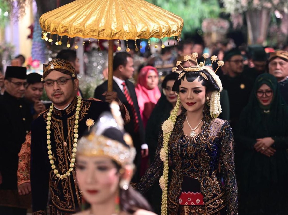 Usai melakukan akad nikah pada Sabtu &lpar;15&sol;2&rpar; pagi&comma; Danny Rukmana dan Raiyah Chitra Caesaria langsung menggelar resepsi pada malam harinya&period;