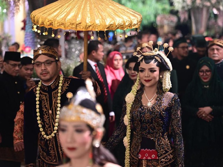 Usai melakukan akad nikah pada Sabtu (15/2) pagi, Danny Rukmana dan Raiyah Chitra Caesaria langsung menggelar resepsi pada malam harinya.