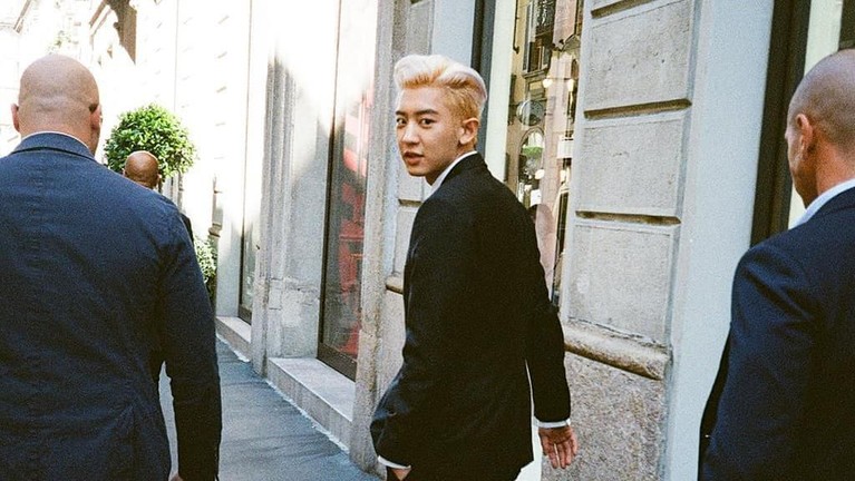 Beberapa potret tampan Chanyeol EXO yang followersnya tembus 20 juta orang di Instagram versi Insertlive.