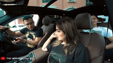 img-title Dapat Kado BMW Terbaru dari Aurel & Azriel, Ashanty: Pake Uang Siapa?