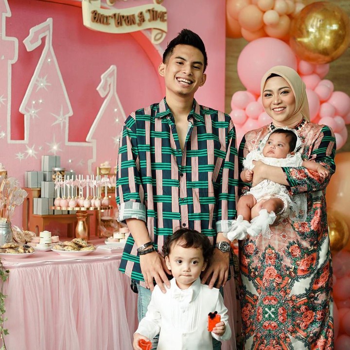 <p>Rachel Vennya dan Niko Al Hakim baru saja menggelar akikah putri mereka, Aurora Chava Al-Hakim. Konsep acaranya penuh dengan nuansa pink, mewah bak negeri dongeng. (Foto: Instagram @rachelvennya) </p>