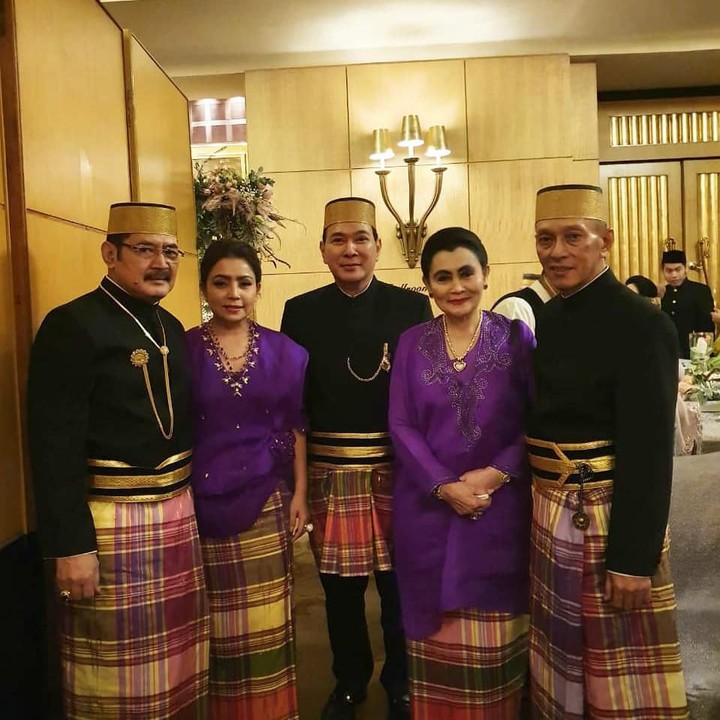 <p>Selanjutnya foto dengan Tommy Soeharto, Bun. Mayang tampak rileks berada di tengah-tengah keluarga mereka. (Foto: Instagram @mayangsaritrihatmodjoreal)</p>