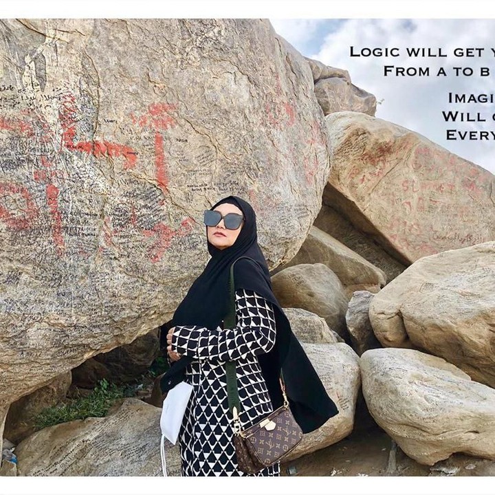 <p>Ia juga sempat berfoto ketika melakukan perjalanan ke arafah seperti yang diunggahnya di media sosial. (Foto: Instagram @bellasaphiraofficial)</p>