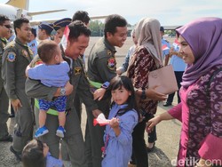 Pulang Misi Evakuasi Wuhan-Natuna, Prajurit TNI AU Disambut di Maros