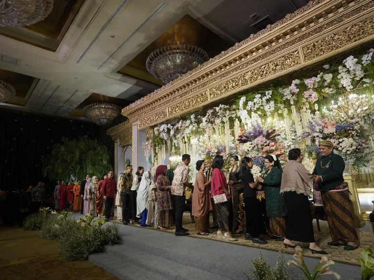 Usai melakukan akad nikah pada Sabtu (15/2) pagi, Danny Rukmana dan Raiyah Chitra Caesaria langsung menggelar resepsi pada malam harinya.