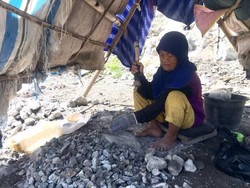 Lansia Pemecah Batu Bekerja Demi Sesuap Nasi