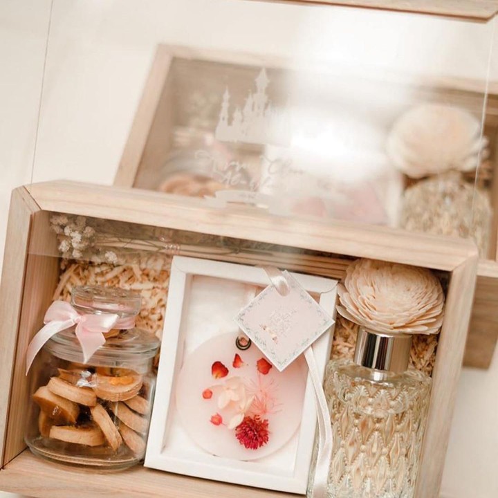 <p>Hampers pun dibuat bernuansa pink dengan hiasan yang manis. (Foto: Instagram @rachelvennya) </p>
