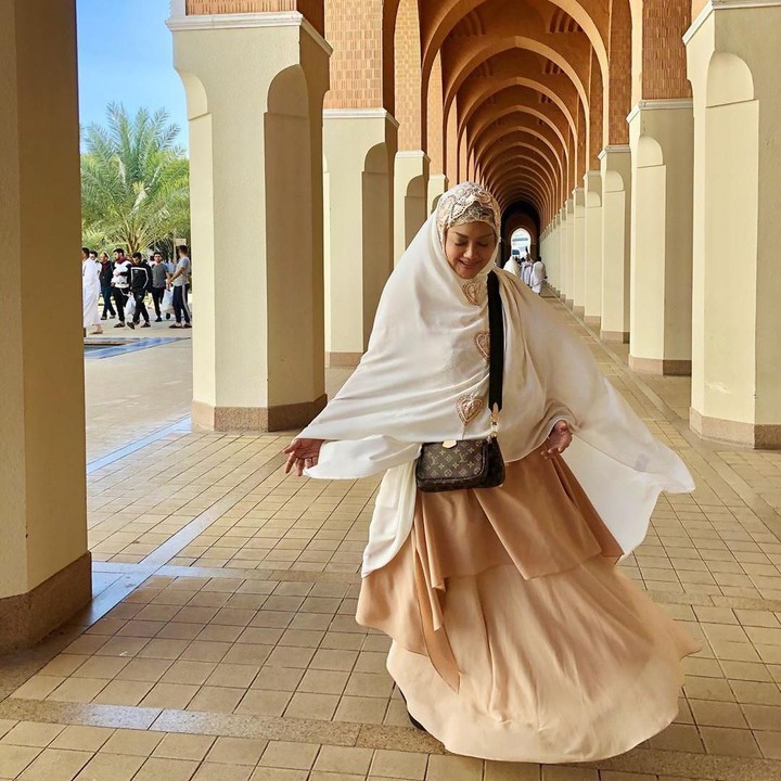 <p>Tujuh tahun menjadi seorang muslim, Bella tahun ini menunaikan ibadah umrah lho, Bun. Anggun mengenakan hijab syari bernuansa earth tone. (Foto: Instagram @bellasaphiraofficial)</p>