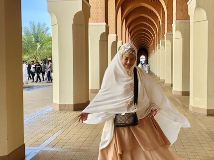 7 Potret Bella Saphira Umrah, Cantik dan Anggun Pakai Gaun Hadiah dari Suami