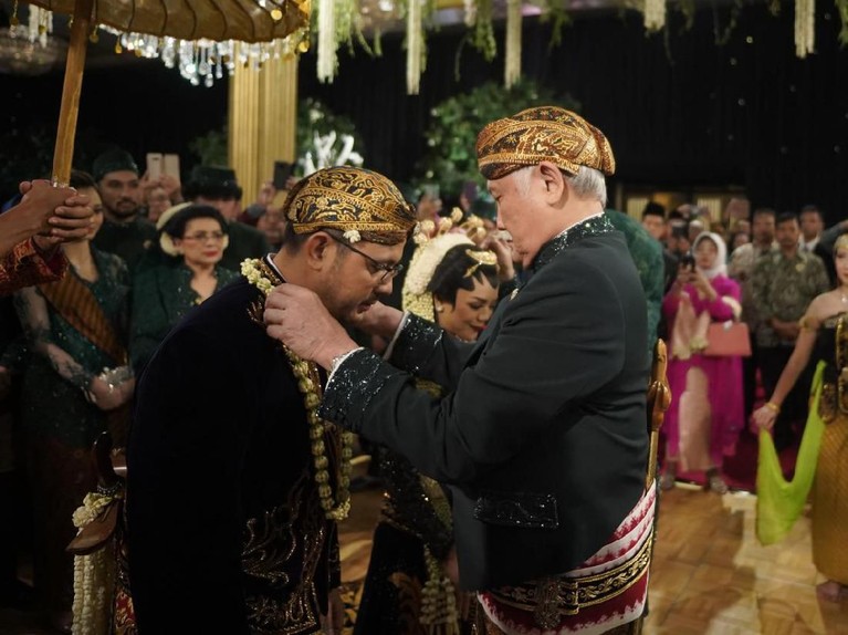 Usai melakukan akad nikah pada Sabtu (15/2) pagi, Danny Rukmana dan Raiyah Chitra Caesaria langsung menggelar resepsi pada malam harinya.