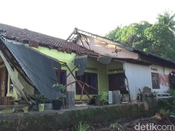 Video Puting Beliung Rusak Puluhan Rumah di Purwakarta