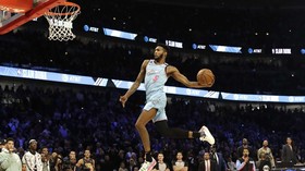 FOTO: Jones Melayang dan Juara Slam Dunk NBA All Star 2020