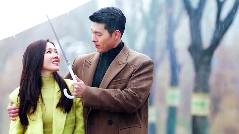 Drama Korea Crash Landing on You telah berakhir. Lesung pipi milik Hyun Bin pastinya akan dirindukan, berikut ini fotonya yang bikin kangen.