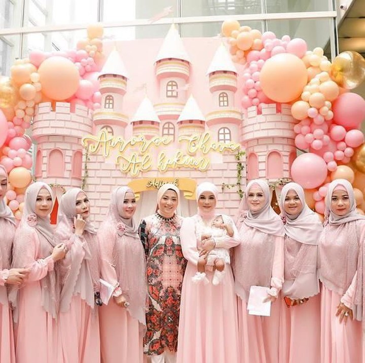 <p>Dibentuk dekorasi seperti istana dengan nuansa pink, penuh dengan balon-balon serupa. Para tamu undangan yang datang pun kompak mengenakan dress berwarna pink. (Foto: Instagram @rachelvennya) </p>