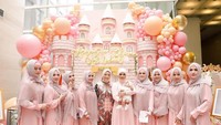 <p>Dibentuk dekorasi seperti istana dengan nuansa pink, penuh dengan balon-balon serupa. Para tamu undangan yang datang pun kompak mengenakan dress berwarna pink. (Foto: Instagram @rachelvennya) </p>