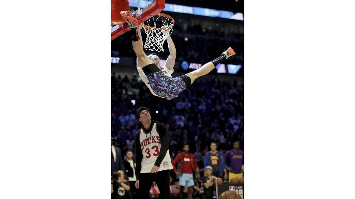 FOTO: Jones Melayang dan Juara Slam Dunk NBA All Star 2020