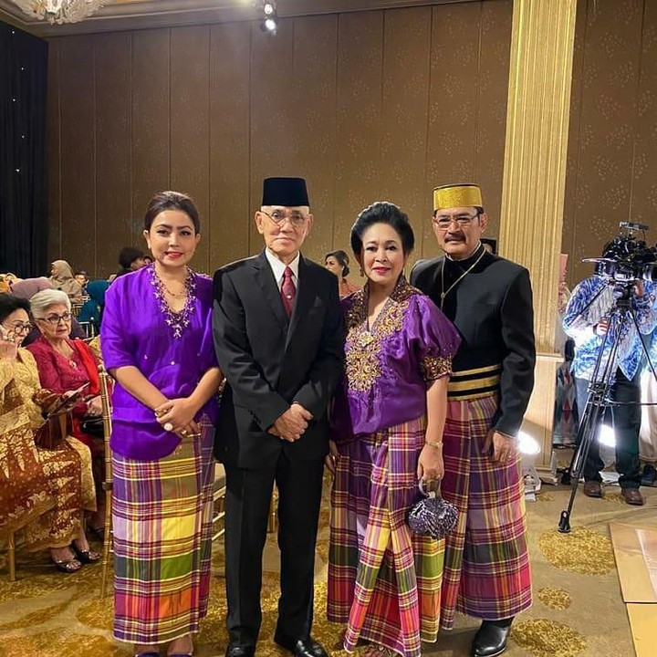 <p>Bersama suami dan para saudara dari keluarga Cendana. Titiek Soeharto nampak foto di tengah-tengah mereka. (Foto: Instagram @mayangsaritrihatmodjoreal)</p>