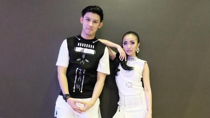 Tinggi Badan Jauh Beda, Pasangan Artis Ini Tetap Serasi & Mesra