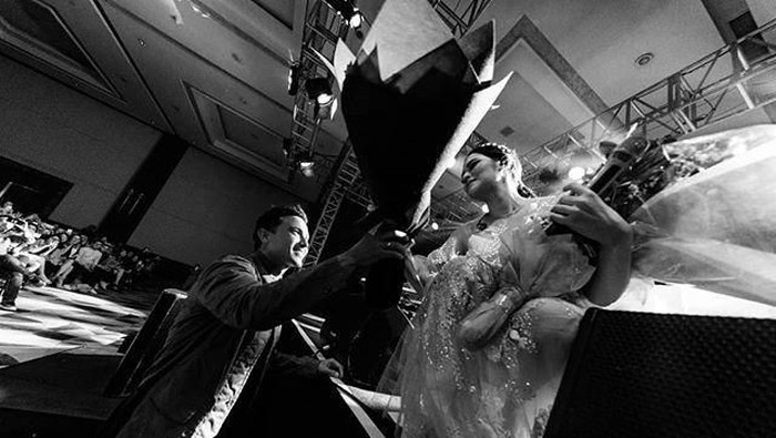 Pasangan Suportif, Begini Momen Manis Hamish Daud Dampingi Raisa Manggung