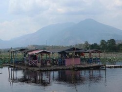 Pagi-pagi, Nikmatilah Suasana di Warung Apung Situ Bagendit