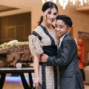 Deretan Potret Kedekatan Sarwendah dan Betrand Peto, Gemas!