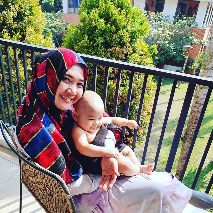 <p>Nama Sulis meroket setelah berduet bersama penyanyi rohani Haddad Alwi dalam album-album Cinta Rasul. Sulis yang berusia 29 tahun sekarang menjadi ibu dua anak.</p>