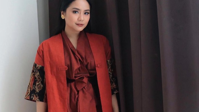 Cocok untuk Badan Mungil, Ini Inspirasi Gaya Outfit Anggun ala Gita Gutawa