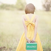 Pita Kembali Jadi Tren Fashion 2019! Apa Saja Item Fashion yang Wajib Berpita Tahun Ini?