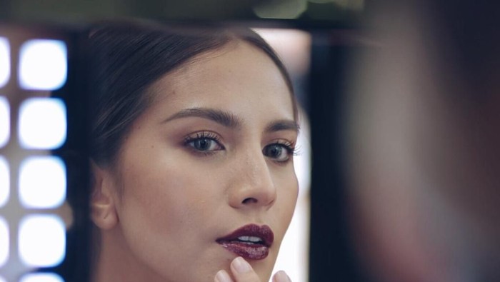 Inspirasi Makeup ala Hellua Puspoyo dengan Bold Look, Simple tapi Stunning!