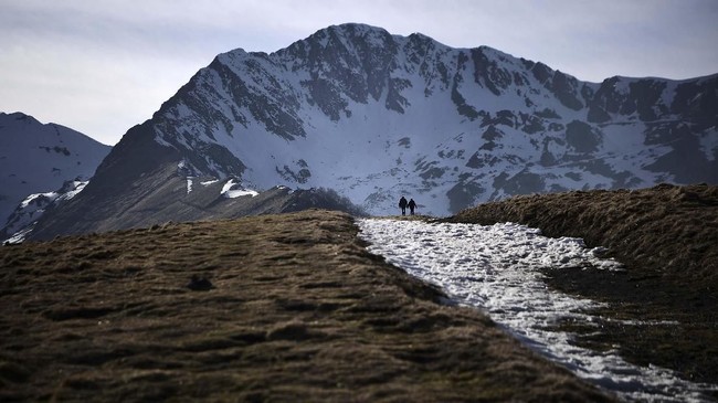 FOTO: Resor Ski Mulai Kekurangan Salju