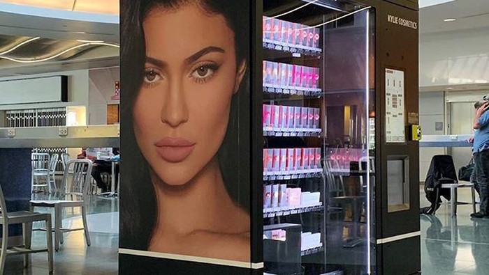 Makin Mudah Didapat, Kini Kylie Jenner Jual Kosmetik di Vending Machine