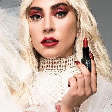 Inspirasi Makeup ala Lady Gaga yang Pamer Kosmetik Terbaru