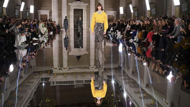 Models present creations by fashion house Victoria Beckham during her catwalk show for their Autumn/Winter 2020 collection on the third day of London Fashion Week in London on February 16, 2020. (Photo by DANIEL LEAL-OLIVAS / AFP)
