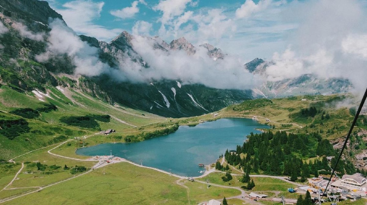 Berhasil meraih rating tertinggi di episode terakhirnya&period; Berikut beberapa lokasi romantis yang jadi lokasi syuting drakor Crash Landing on You versi Insertlive&period;