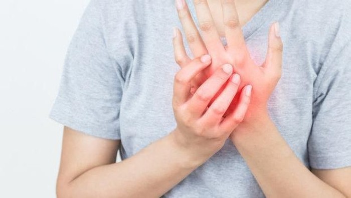 Tangan Sering Kesemutan? Cari Tahu Penyebabnya di Sini!