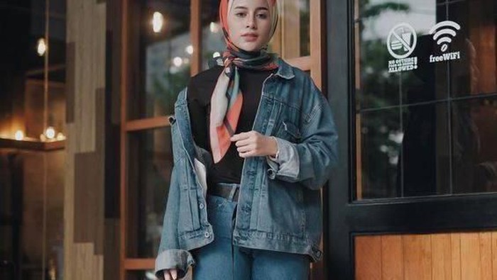 Anti Mati Gaya, Outfit Denim Jacket ini Bisa Kamu Coba!