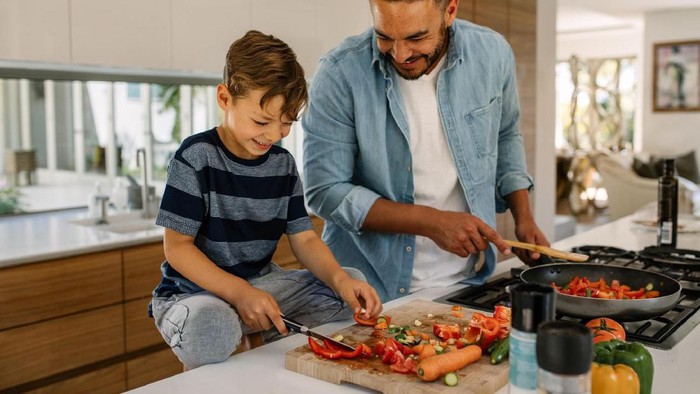 Selebriti Pria Ini Mampu Luluhkan Hati Banyak Wanita karena Jago Masak