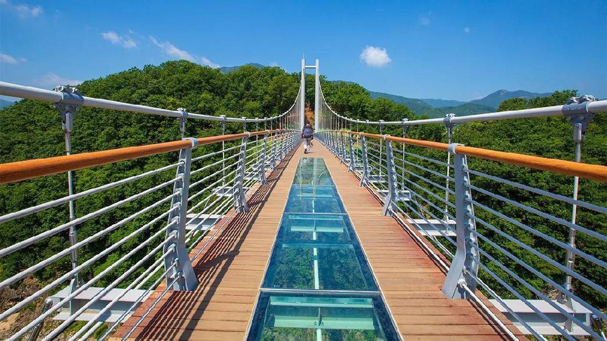 Berhasil meraih rating tertinggi di episode terakhirnya&period; Berikut beberapa lokasi romantis yang jadi lokasi syuting drakor Crash Landing on You versi Insertlive&period;