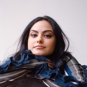 5 Gaya Kasual Cami Mendes, Pemeran Veronica Logde di Serial 'Riverdale'