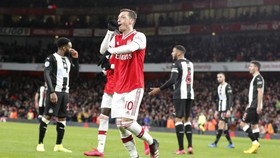 Dicoret Arsenal, Mesut Ozil Murka