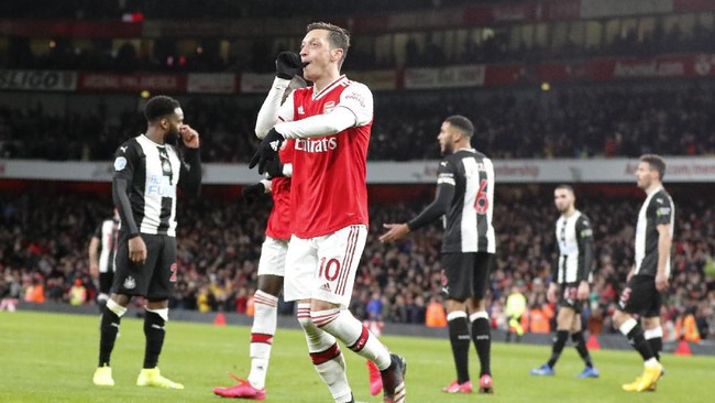 Playmaker Mesut Ozil mengamuk usai dicoret Arsenal dari daftar 25 pemain untuk Liga Inggris musim ini.