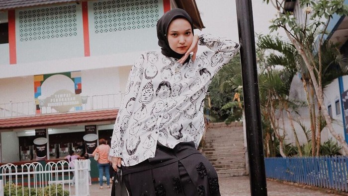 Anti Monoton, Coba Inspirasi Padu Padan Outfit Monokrom Selebgram Soraya Ulfa
