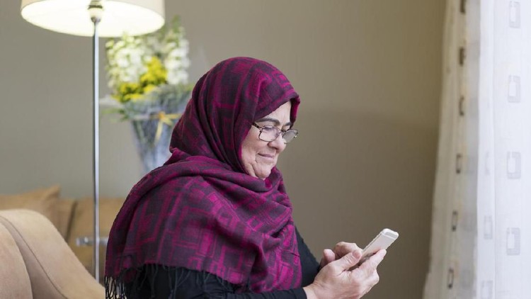 Aturan Sahnya Salat Lansia Sakit dan Sering Mengompol, Bunda Perlu Tahu Jika Bunda kini tengah mengurus orang tua atau lansia yang sedang sakit, pastikan cara menemani ibadah salatnya tepat, ya. Terutama untuk salat.