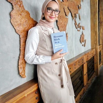 6 Gaya Hijab Angkie Yudistia, Stafsus Jokowi yang Cantik dan Berprestasi